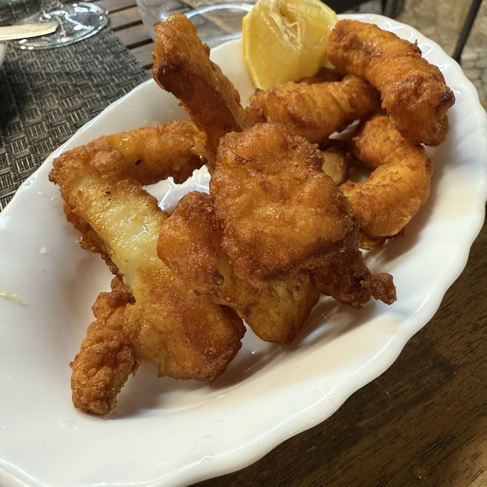 Cafetaria e Snack - Bar o Cocas - Fried cuddle fish - Restaurants Near Me - Lisbon, 11