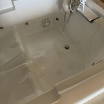 Hard Rock Hotel - The jacuzzi tub which doesn't look like it's been cleaned in quite some time - Hotels Near Me - Cancún, ROO