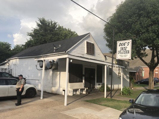 Doe's Eat Place by null