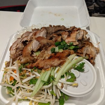 Het Say Vietnamese Kitchen - Grilled meat vermicelli noodles with chicken and beef - Vietnamese Near Me - Austin, Texas