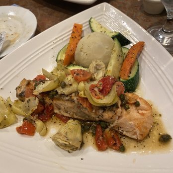 Trattoria - Salmón ala puttanesca - Mediterranean Near Me - Newport Beach, California Trattoria - Salmón ala puttanesca - Mediterranean Near Me - Newport Beach, California