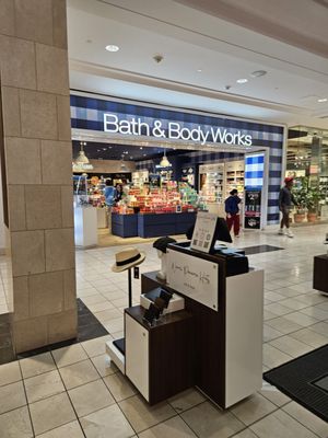 Bath & Body Works by null