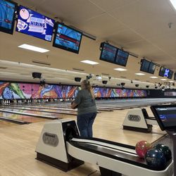 Richmond 40 Bowl - Bowling alleys