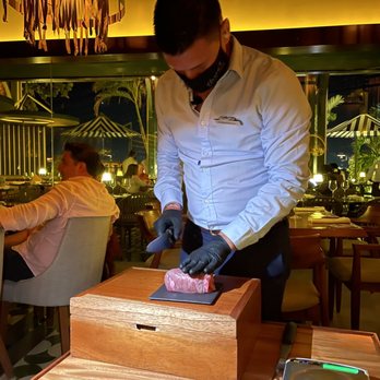 Harry's - Time to cut - Steakhouses Near Me - Cancún, ROO