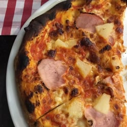 Browar Rynek - Pizza Hawaii: only few slices of ananas and local smoked ham. Taste was poor but acceptable. Burnt to death...