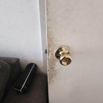 Deep Cleaning And Sanitizing Services - Dirty door handle - Home Cleaning Near Me