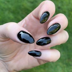The Herbal Nail Spa - Black dip powder nails by Linda
