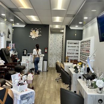 Luxury Nails & Spa - Nail Salons Near Me - Huntington Beach, California