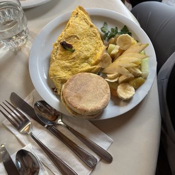 Lazy Susan Cafe - Black pepper bacon, spinach and Swiss omelet - Waffles Near Me - Cannon Beach, Oregon