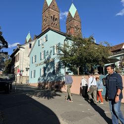 Zum Wasserweibchen - The crowd heading