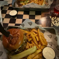 Tornado's Grub and Pub - Crazy burger
