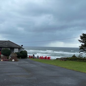 Agate Beach Motel - Fire pit...fun even in the rain! - Hotels Near Me - Newport, Oregon