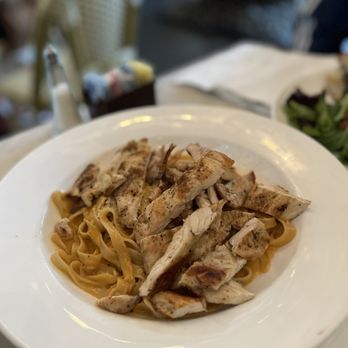 CAFÉ LULUc - Fresh Fettucini in a creamy pink sauce with chicken - French Near Me - Brooklyn, New York CAFÉ LULUc - Fresh Fettucini in a creamy pink sauce with chicken - French Near Me - Brooklyn, New York
