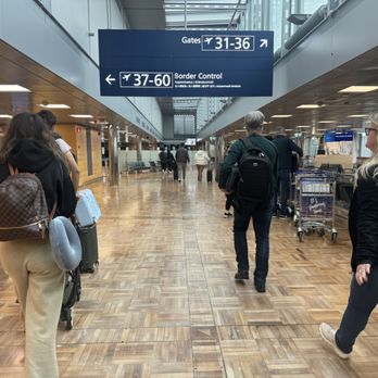 Helsinki-Vantaan Lentoasema - Lovely airport - Airports Near Me - Vantaa, 18