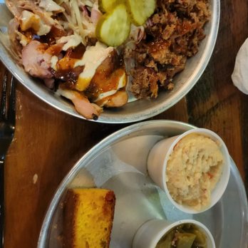 Edley's Bar-B-Que - Sampler plate - Barbeque Near Me - Nashville, Tennessee