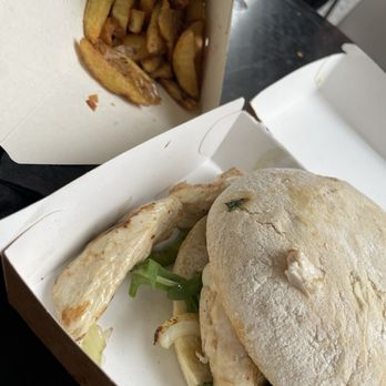Café Georgette - Chicken burger and fries - Cafes Near Me - Brussels, BRU Café Georgette - Chicken burger and fries - Cafes Near Me - Brussels, BRU