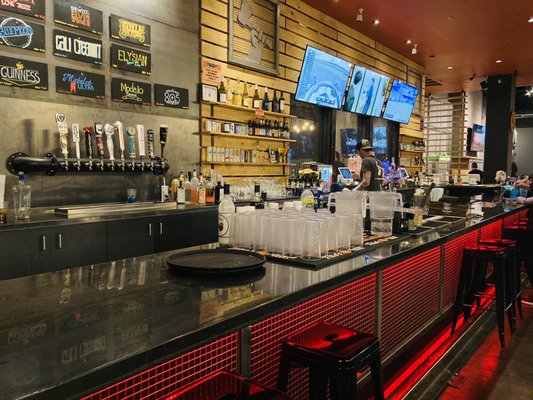 Dueling Axes Las Vegas | Axe Throwing Bar by null
