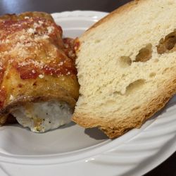 Crime and Cuisine on Federal Hill Tour - Stop at Roma marketplace