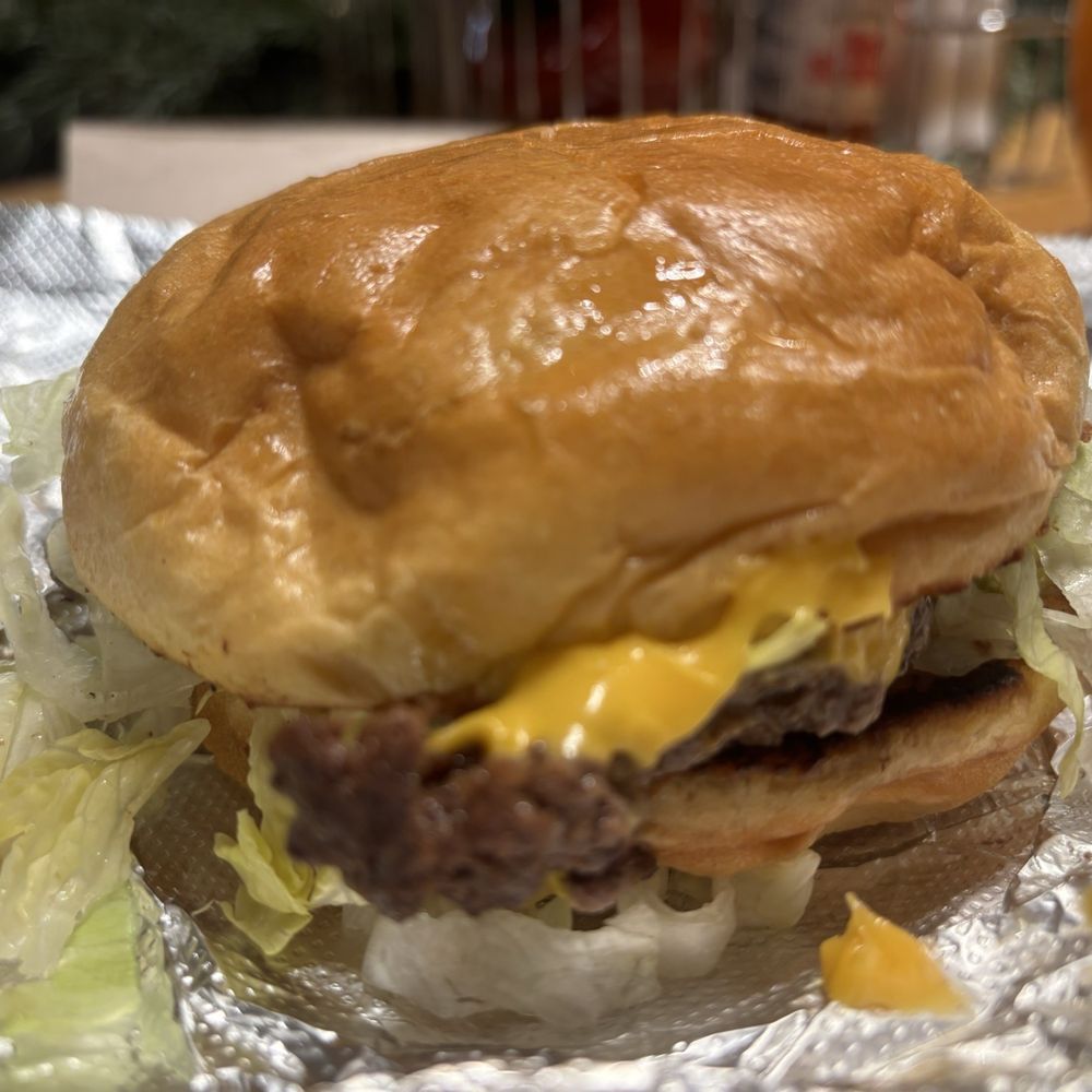 Hogwaller Brewing - Single smash burger - Brewpubs Near Me - Charlottesville, Virginia Hogwaller Brewing - Single smash burger - Brewpubs Near Me - Charlottesville, Virginia