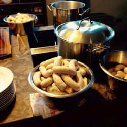 Herrmannsdorfer - Seminar "Weißwurst und Brezn drehen": die Weißwürste im Topf