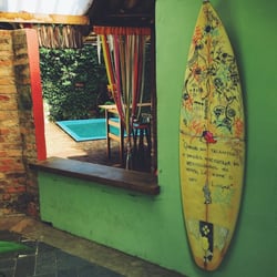Central Ilhabela - Parte da decoração e um pedacinho da área externa, que conta com uma piscina pequena