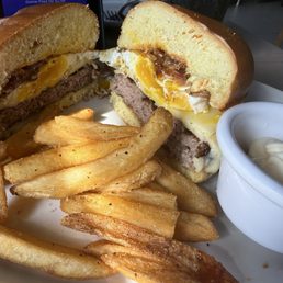 BRUNCH BURGER* BRUNCH BURGER*