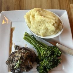R Bar - Filet mignon with mashed potatoes and broccoli