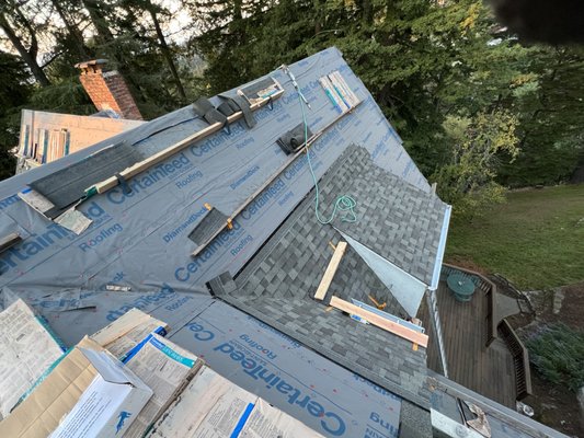 Villa's Roofing Company Logo