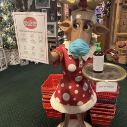Entrance of the store. Wear a mask Entrance of the store. Wear a mask