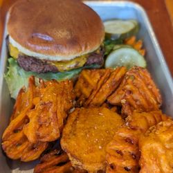 Cedar Mountain Cafe - Cheeseburger with sweet potato fries