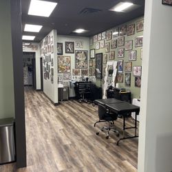 Golden Cobra Tattoo - (2) Tattoo stations