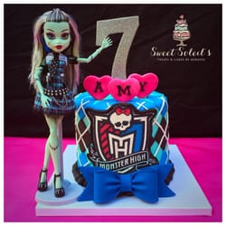 SweetSoleils Treats - SweetSoleil made this cake for my daughter's best friend! Sooo yummy
