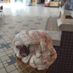 Larry's Ice Cream & Yogurt - Strawberry cheesecake