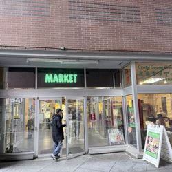 28 Minutes Photo - Entrance nearest to the shop