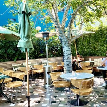 Simonette - Outdoor patio seating between the bar lounge and the Pali Hotel - French Near Me - Culver City, California Simonette - Outdoor patio seating between the bar lounge and the Pali Hotel - French Near Me - Culver City, California