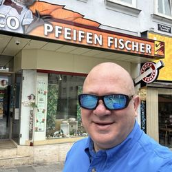 Pfeifen Fischer - Christopher Mey, Managing Director of Esteban Carreras Cigars International, visits Fischer W. Klaus Tabakfachgeschäft.