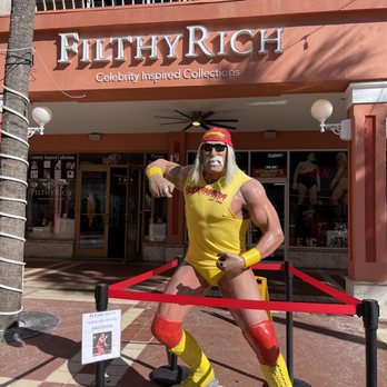 Hogan's Beach Shop - Out front - Sports Wear Near Me - Clearwater, Florida