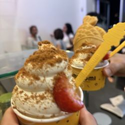 Somisomi - Strawberry topping on banana