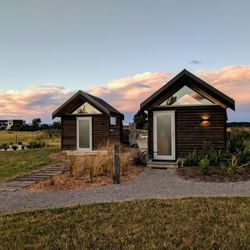 Appleby House - They have suites with private bathrooms or standard rooms with this shared bathroom.   Apple House and Rabbit Island Huts.
