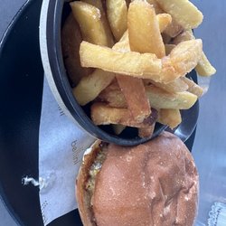 Bellini Bar - Cheeseburger and fries