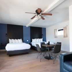 Balanced Rock Inn - A family sized suite located downstairs which offers two queen beds and a pull out couch bed.