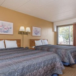 Super 8 by Wyndham Owatonna - 2 Queen Bed Room