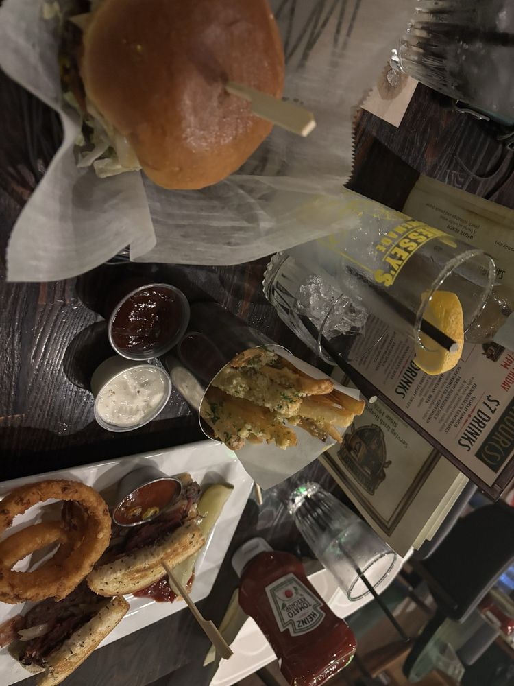 Hennessey's Tavern Laguna Beach happy hour — Downtown, Laguna Beach