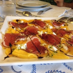 Dona Elsa - Ensalada de mango con jamón Serrano y queso de cabra