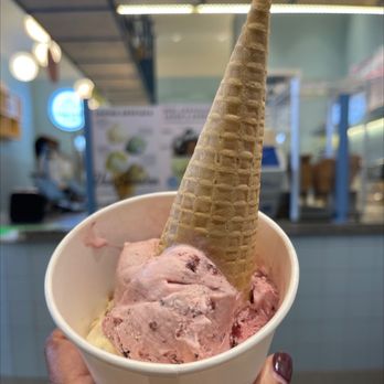 Van Leeuwen - Upper West Side - Yum - Ice Cream & Frozen Yogurt Near Me - New York, New York Van Leeuwen - Upper West Side - Yum - Ice Cream & Frozen Yogurt Near Me - New York, New York