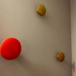 Holiday Inn Express Frankfurt - Messe - Decorative wall elements.