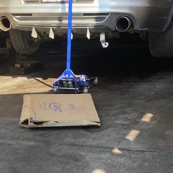 Downtown Quick Lube - Makeshift jacks - Oil Change Stations Near Me - Lancaster, Texas
