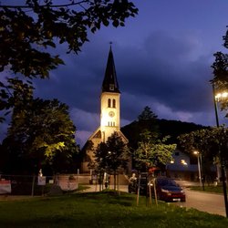 Pfarrkirche Weißenbach Herz Jesu - Kirche in der Abenddämmerung