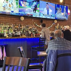 Shakers Good Eats & Ale - Big bar