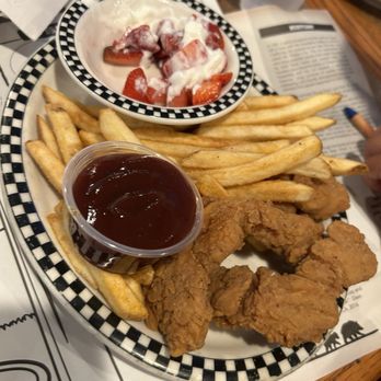 Black Bear Diner Lodi - Kids chicken nuggets - American Near Me - Lodi, California